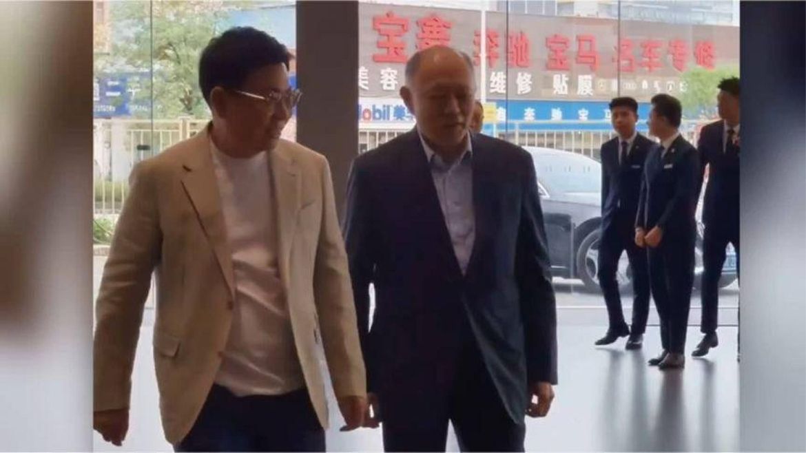 10月6号，余承东在东莞亲自为霍氏家族霍震寰交付新车。