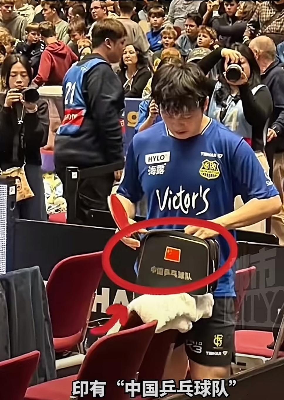 樊振东刻在骨子里的爱国情怀！
德国赛场之上，
小胖将自己心爱的球拍放回球包时，