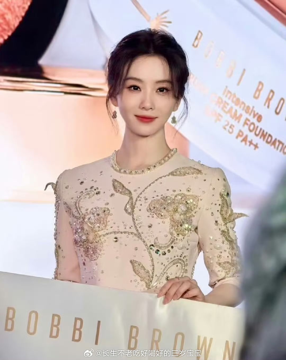 刘诗诗仙女盘发她真的完美诠释了“岁月静好”。美得从容，美得风轻云淡，却足以让人过