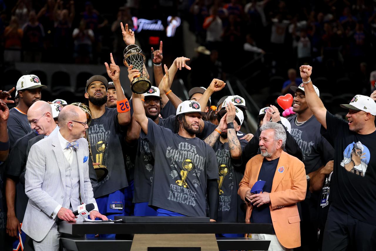 杰伦·布伦森正式加冕2026年NBA总决赛最有价值球员。
在媒体评选中，11位投
