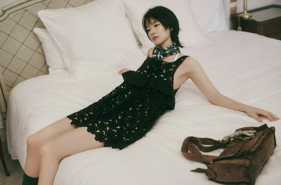 以前miumiu的物料基本是两人行，现在是三人行的吗突然发现李庚希现在好像没传啥