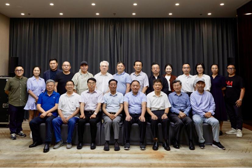 以吴石将军等隐蔽战线革命英烈事迹为题材的电影《无悔英雄》剧本研讨会在北京福建大厦