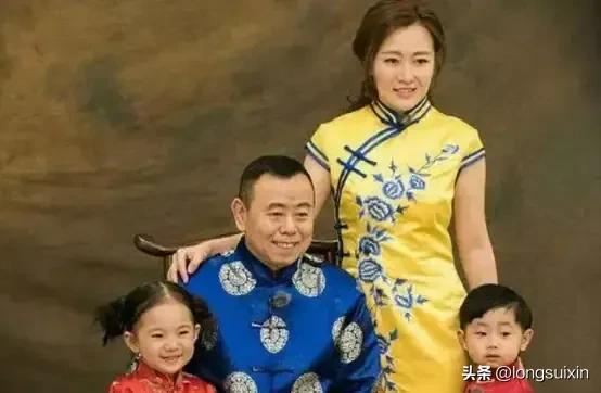 其实有个理论，很多人没有理会

就是，谁带孩子多，孩子就会潜移默化的“随”谁
