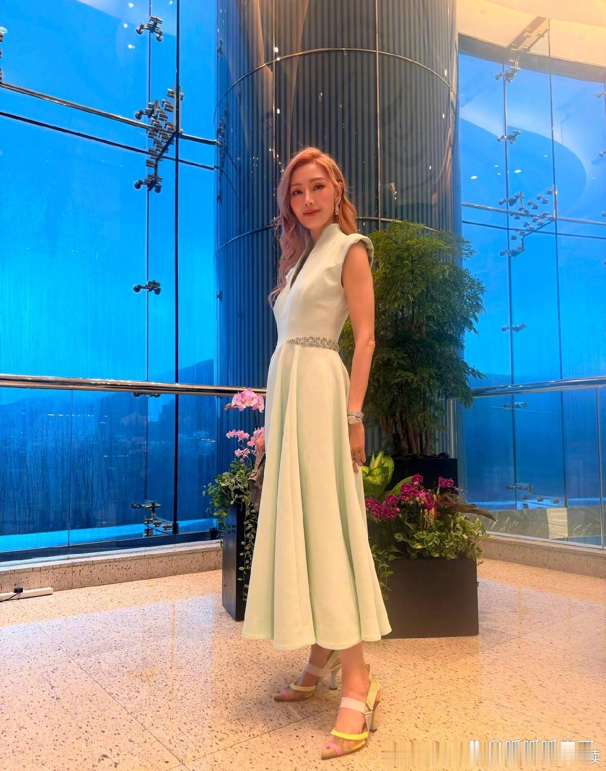 56岁李嘉欣染红发超显年轻的！ 