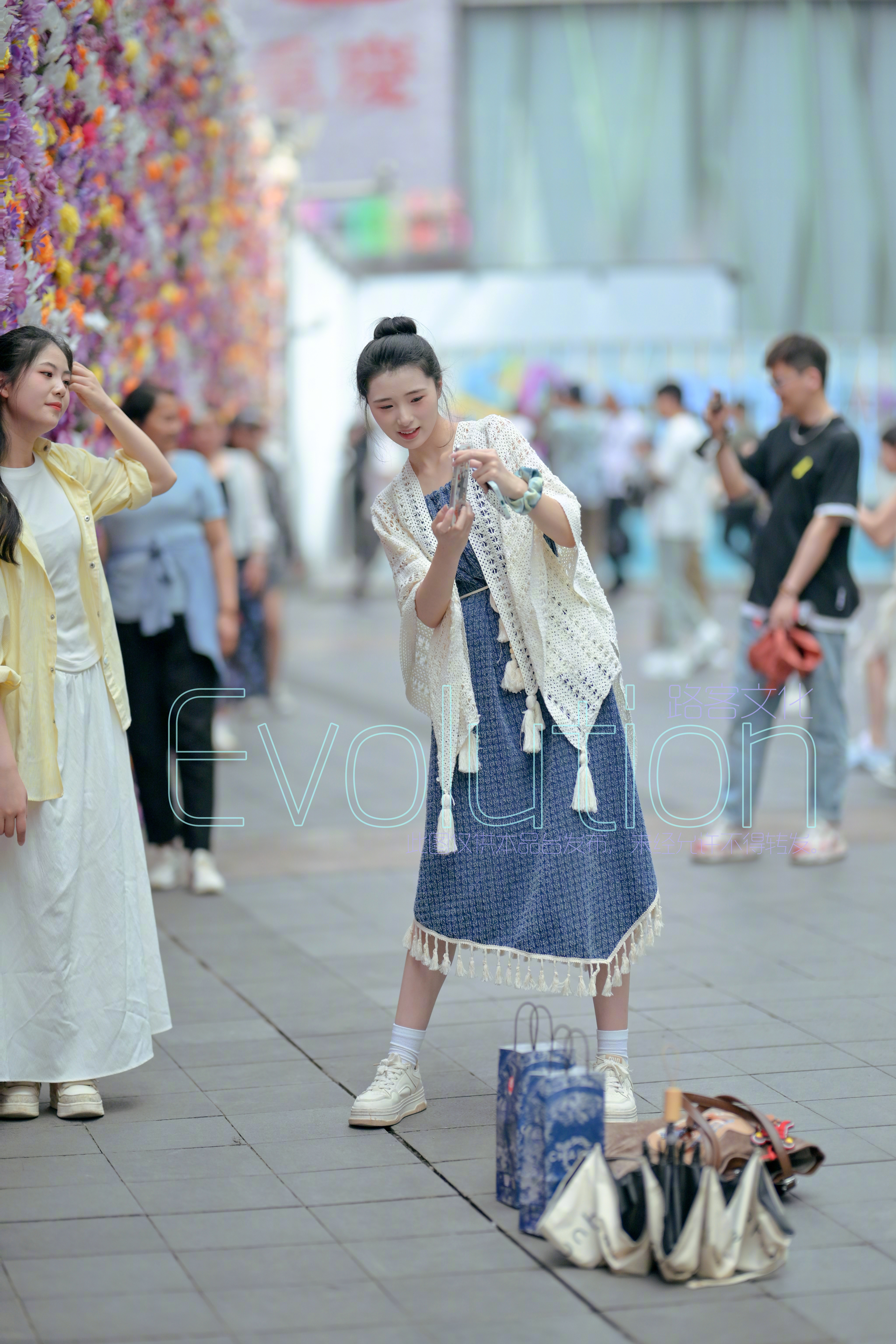 “来我给你拍自拍模式 你自己看着拍” ​​​