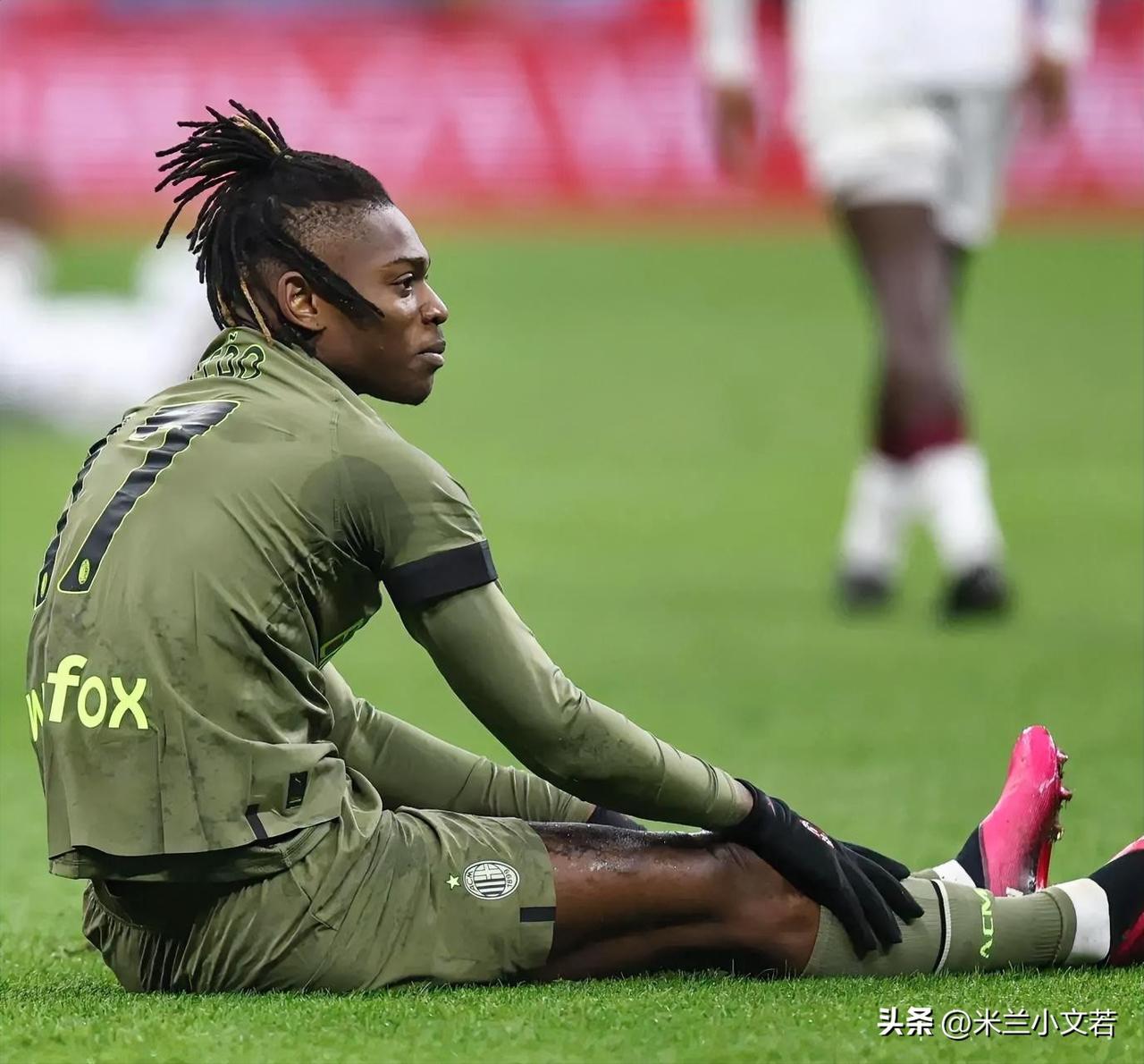 米兰跟队记者维蒂耶洛报道称莱奥大腿内收肌疼痛，他今天并没有参加米兰训练，俱乐部称