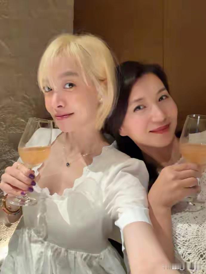 宋茜和陈好姐妹约会，宋茜穿白裙黄色短发像大学生，年轻了十多岁 