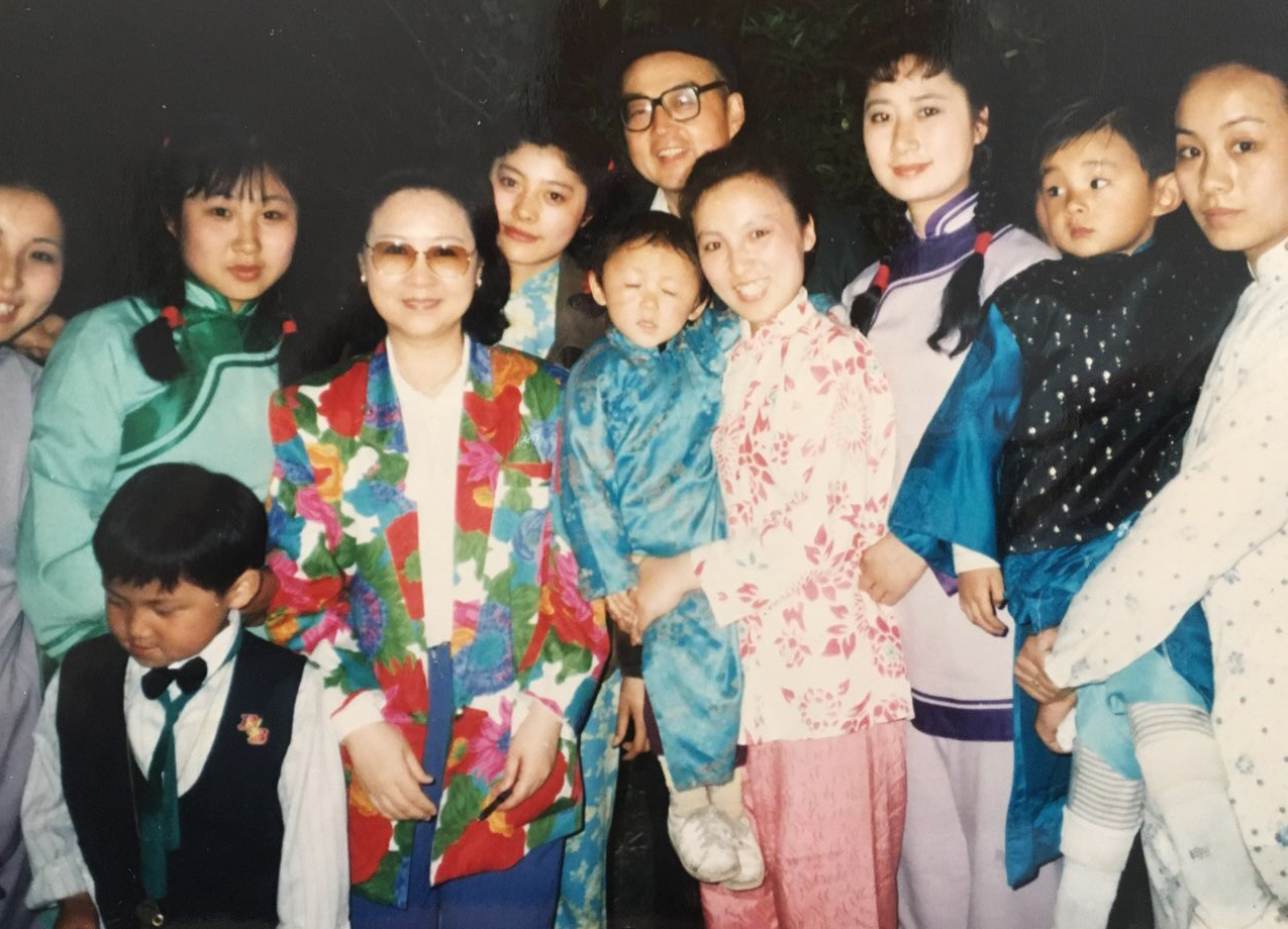 作家琼瑶去世 【琼瑶感谢扬州助理】上世纪90年代初,电视剧《青青河边草》来扬州拍