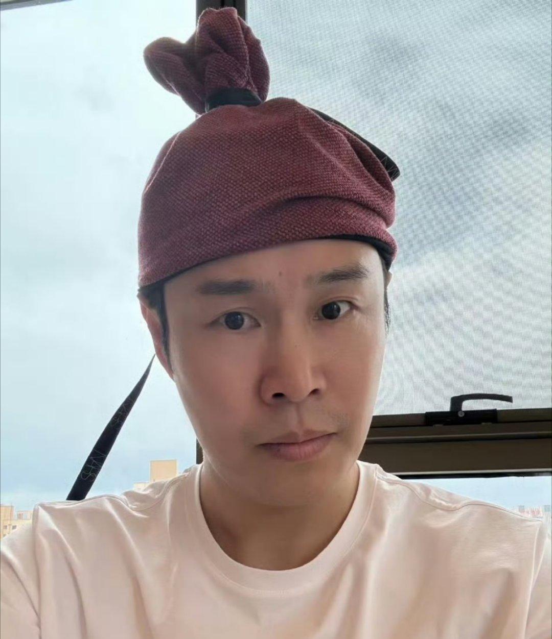 小沈阳在《披荆斩棘》里包头巾的造型火了，从亮蓝换到荧光绿，硬是把综艺舞台走出了村