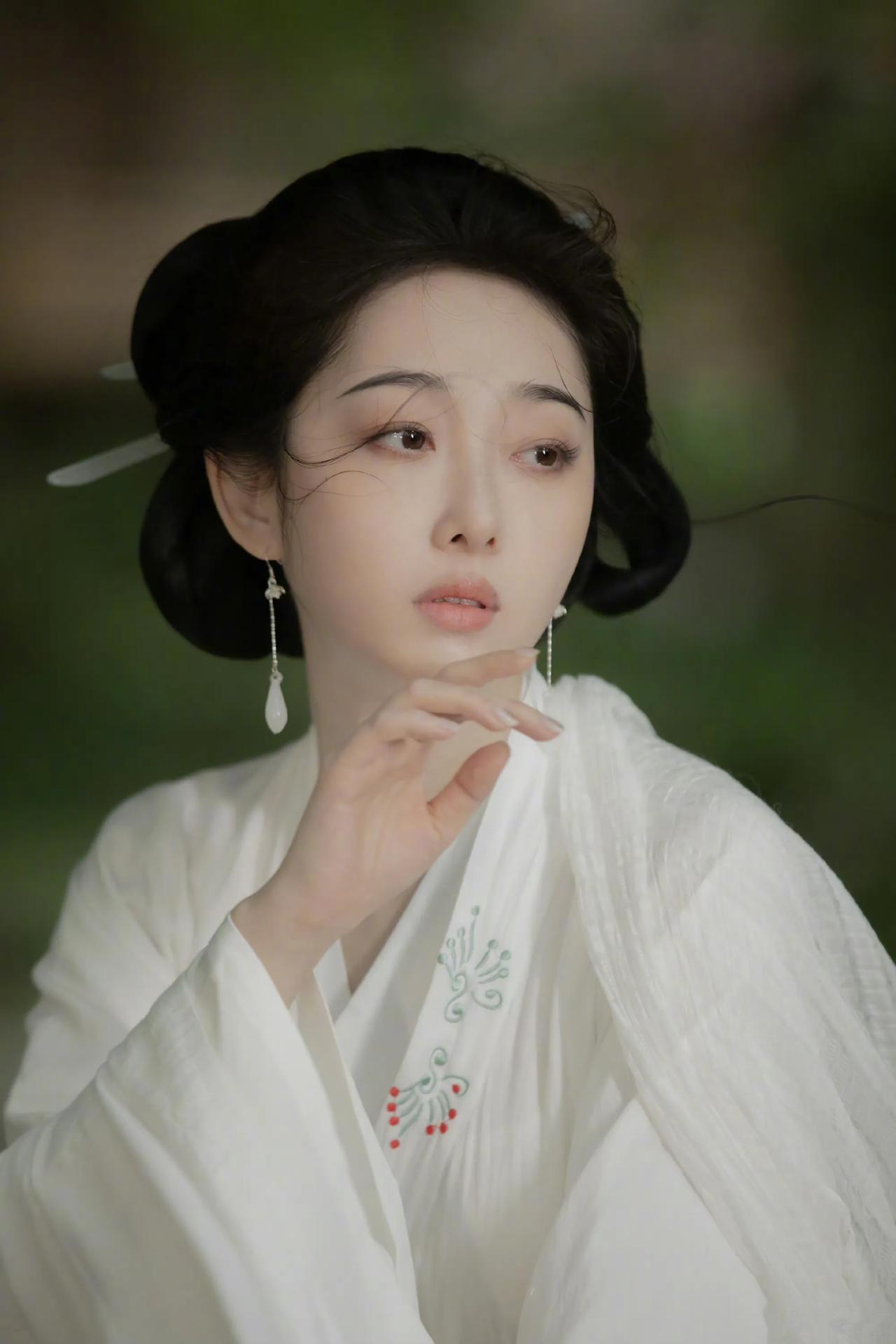 蒋梦婕被人偷拍裙底还被勒索，演员海清为其发声，支持维权。明星尚且还能发声，那还有