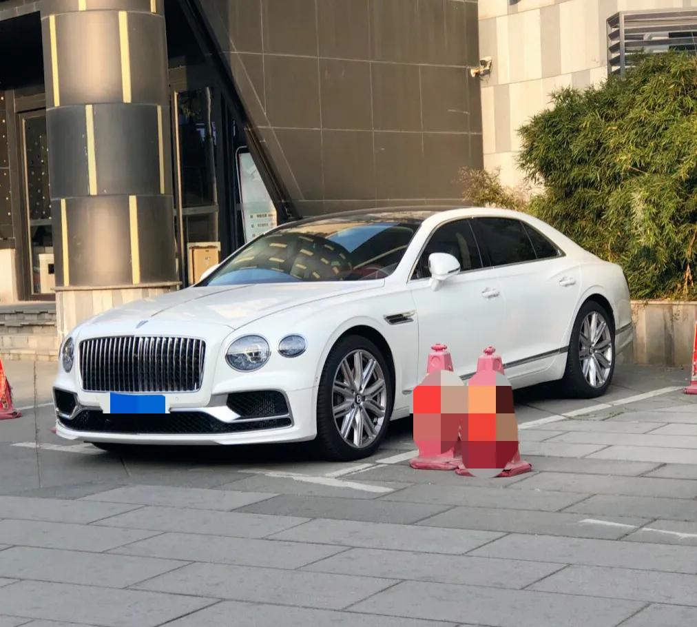 宾利飞驰的精致和气场，真不是迈巴赫S级可比的！虽然S级在奔驰品牌中，有自己独有的