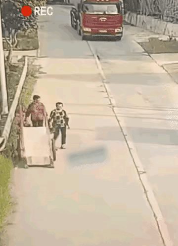 老太太肯定不止一次地尝试过这种冒险，只不过原先碰上的都是刹得住的小车，屡次得手后