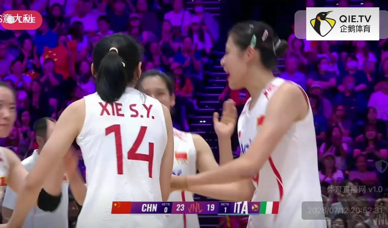 【女排世联赛:中国——意大利】25:21，随着李晨暄扣球打手出界，中国女排胜了第