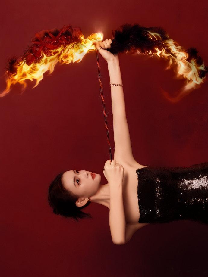 建议导演们都来看看这组大片，蒋依依手持玫瑰凝视镜头的画面简直是为恶女角色准备的定