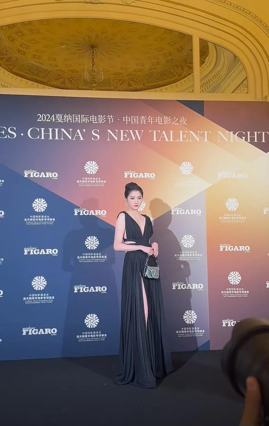 戛纳电影节晚宴关晓彤这套造型绝了
她本身身材是很好的高高瘦瘦的
穿黑色礼服很大气