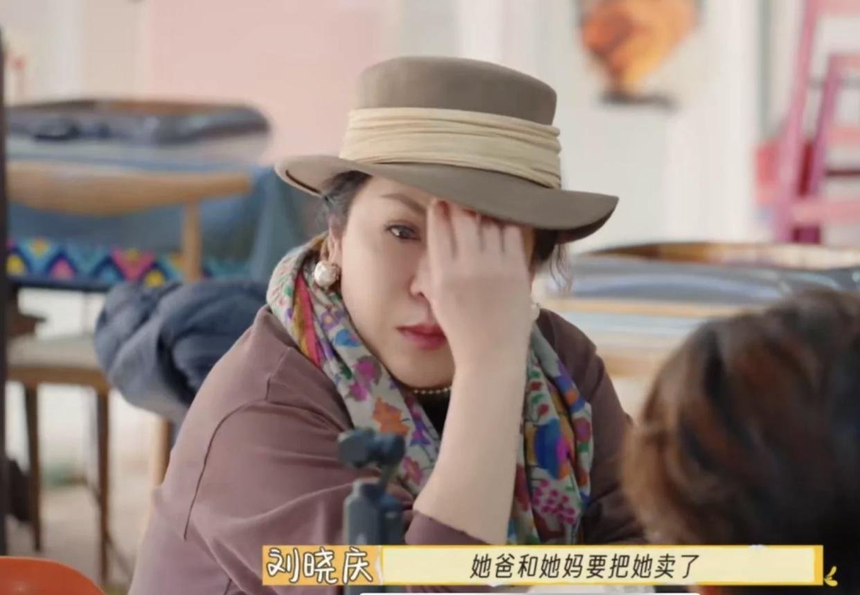 《一路繁花》这综艺，蔡明老师的操作太“惊悚”了！第二期里，她又提起向太当舞女的往