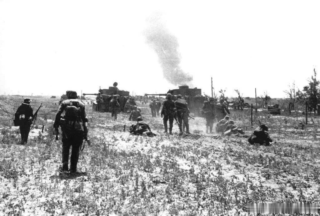 与步兵协同作战的国防军503重装甲营2连的老虎，摄于库尔斯克战役期间。一旦遭遇抵