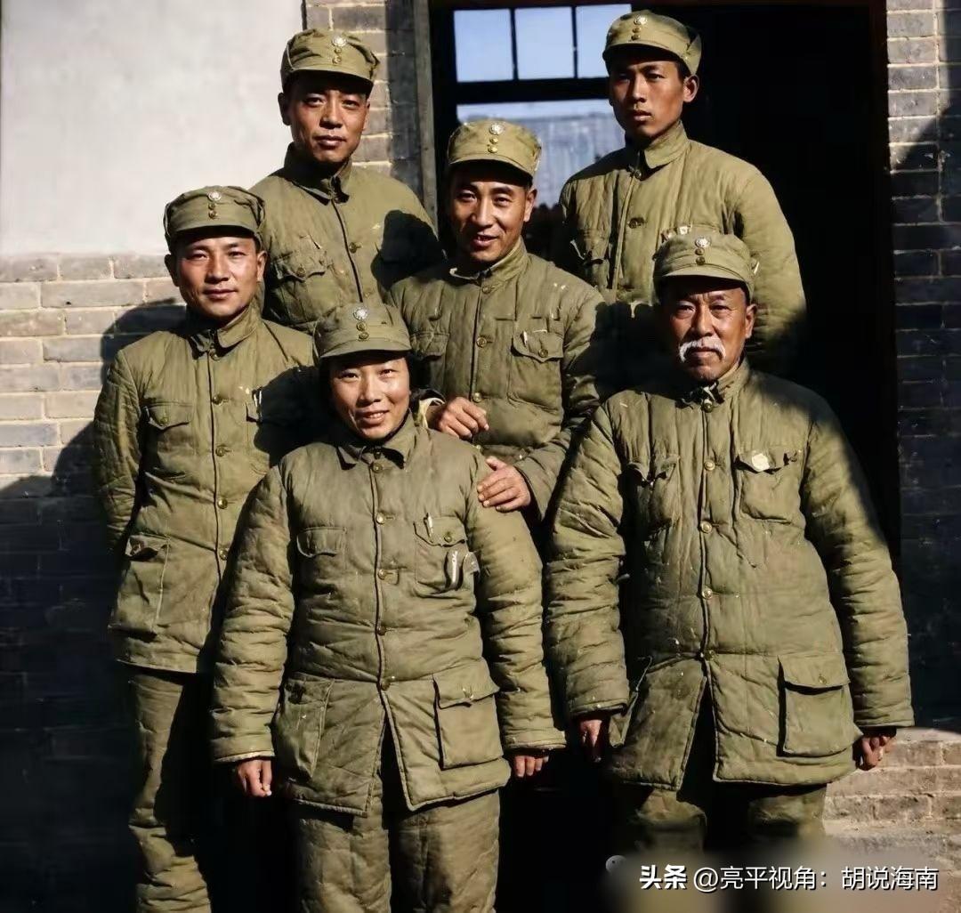 【1938年身着八路军冬装英气逼人霸气侧漏的我军高级领导合影】这张照片拍摄于19