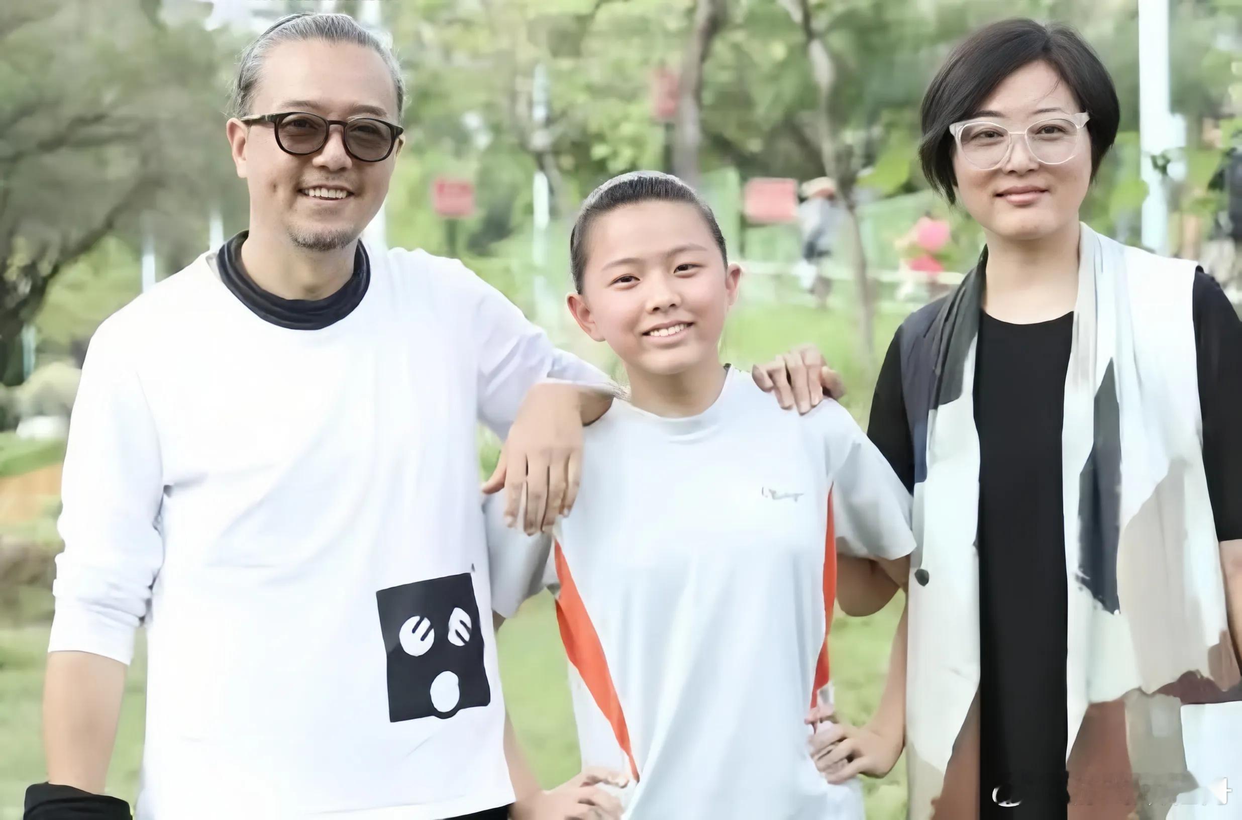 张延张锦程离婚张锦程亲口证实与张延离婚，二十年婚姻败给中港分居与三观不合，等女儿