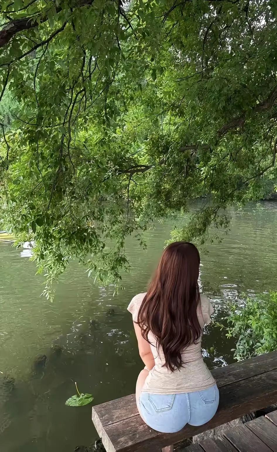 远离街市的喧嚣和骄阳似火，找一片阴凉，独自享受夏日的宁静。一个人真好…