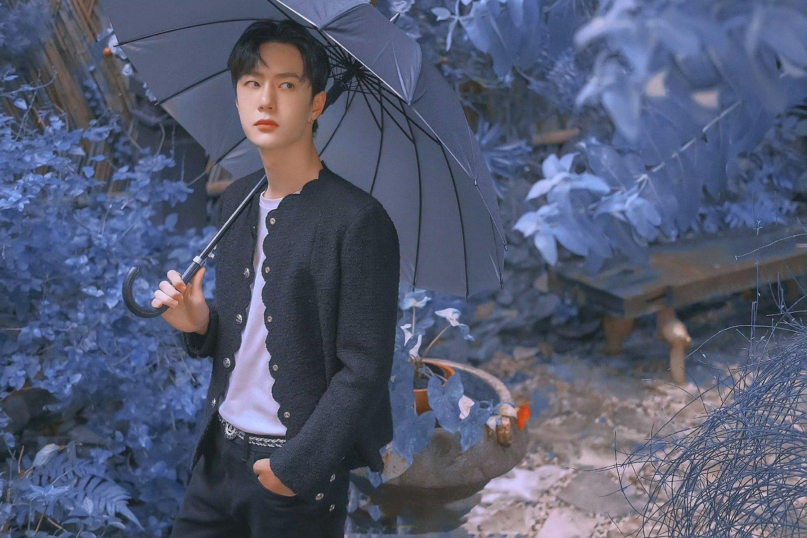 氛围感拉满，谁不想为王一博这样魅力四射的男孩撑伞呢  王一博  cr:logo 