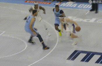 东契奇下场，里夫斯上来接管进攻湖人vs灰熊 ​​​