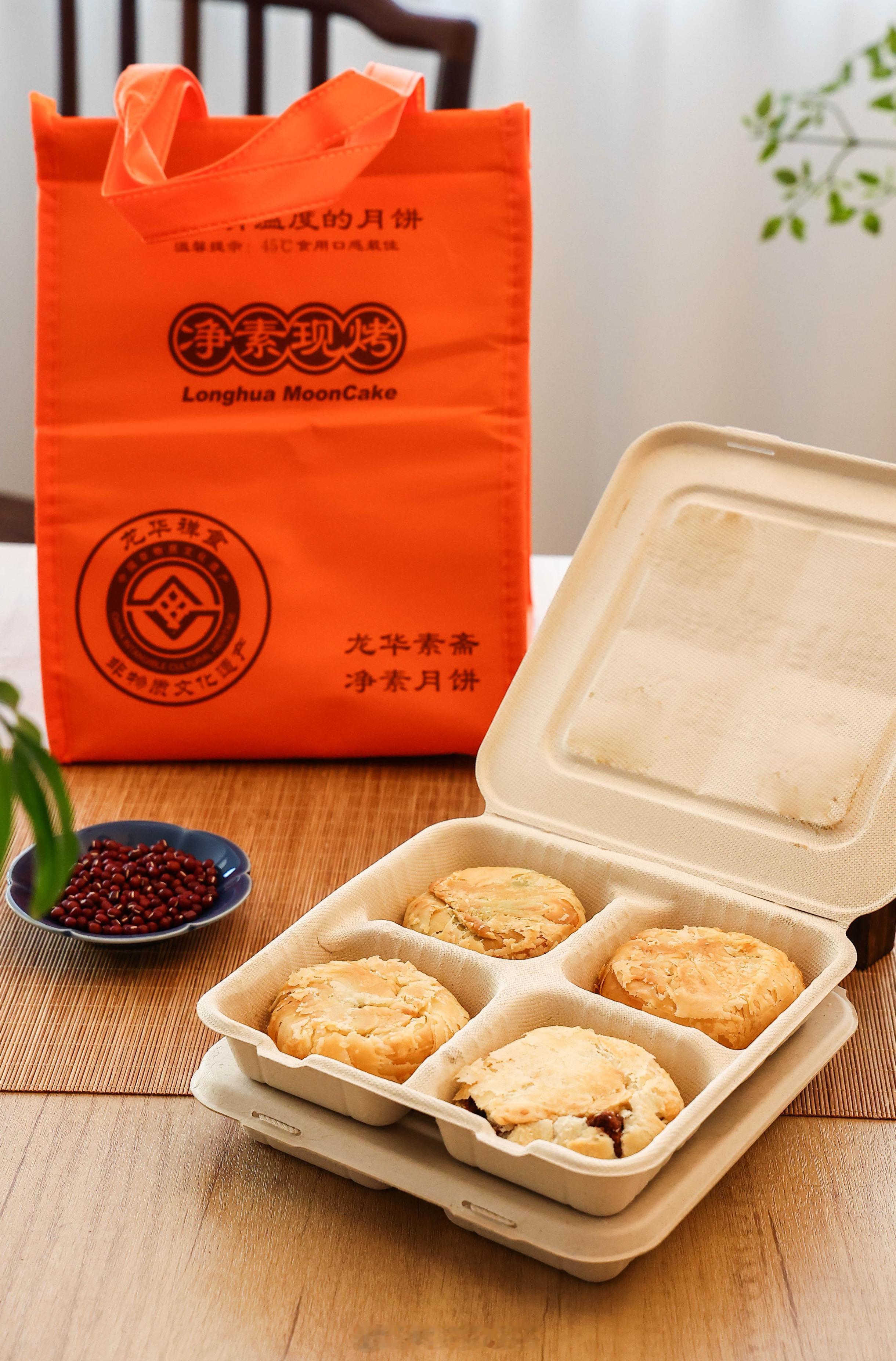 龙华寺月饼上海阿姨一买就是6盒龙华寺月饼是我吃过最好吃的月饼，不接受反驳！排队买