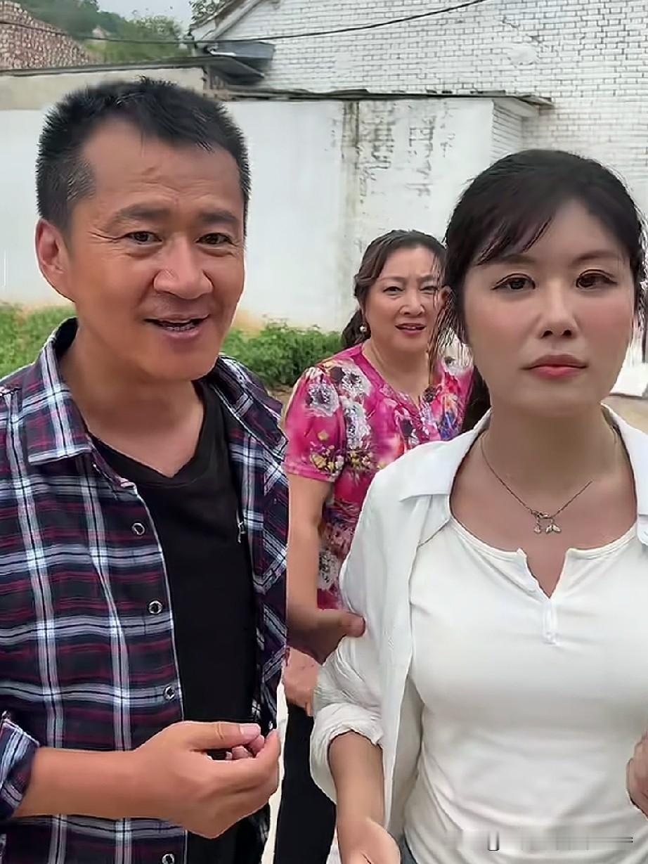 李嘉明的老婆小月月是山东人，她不太会说山西夏县方言，也不懂那里的一些方言，李嘉明