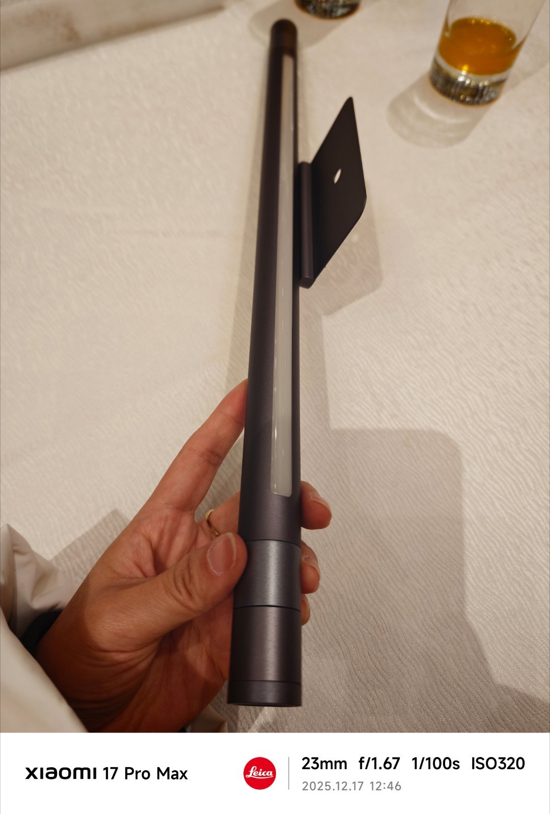 午餐恰好跟云姐一桌，提前观摩了小蓝灯，首先做工就很“小米”，特别精致。小米人车家