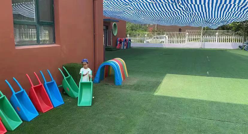 搞不懂幼儿园为什么都用这种草坪
出于安全考虑我能理解，但是这种假草坪不是更容易滋