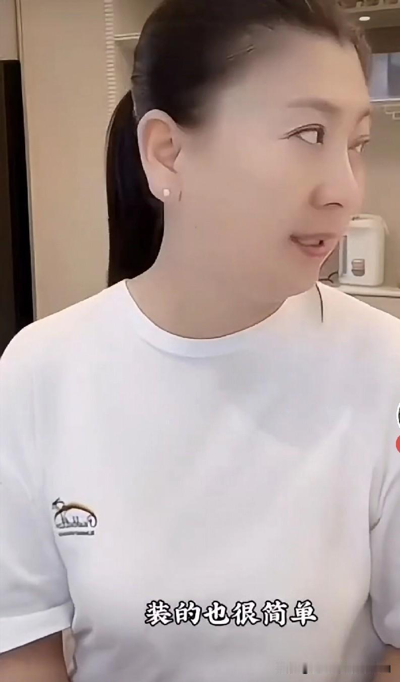闫学晶又被说“嘚瑟”，这次是因为三亚的房子。她特意澄清：“那不是别墅，就是普通民
