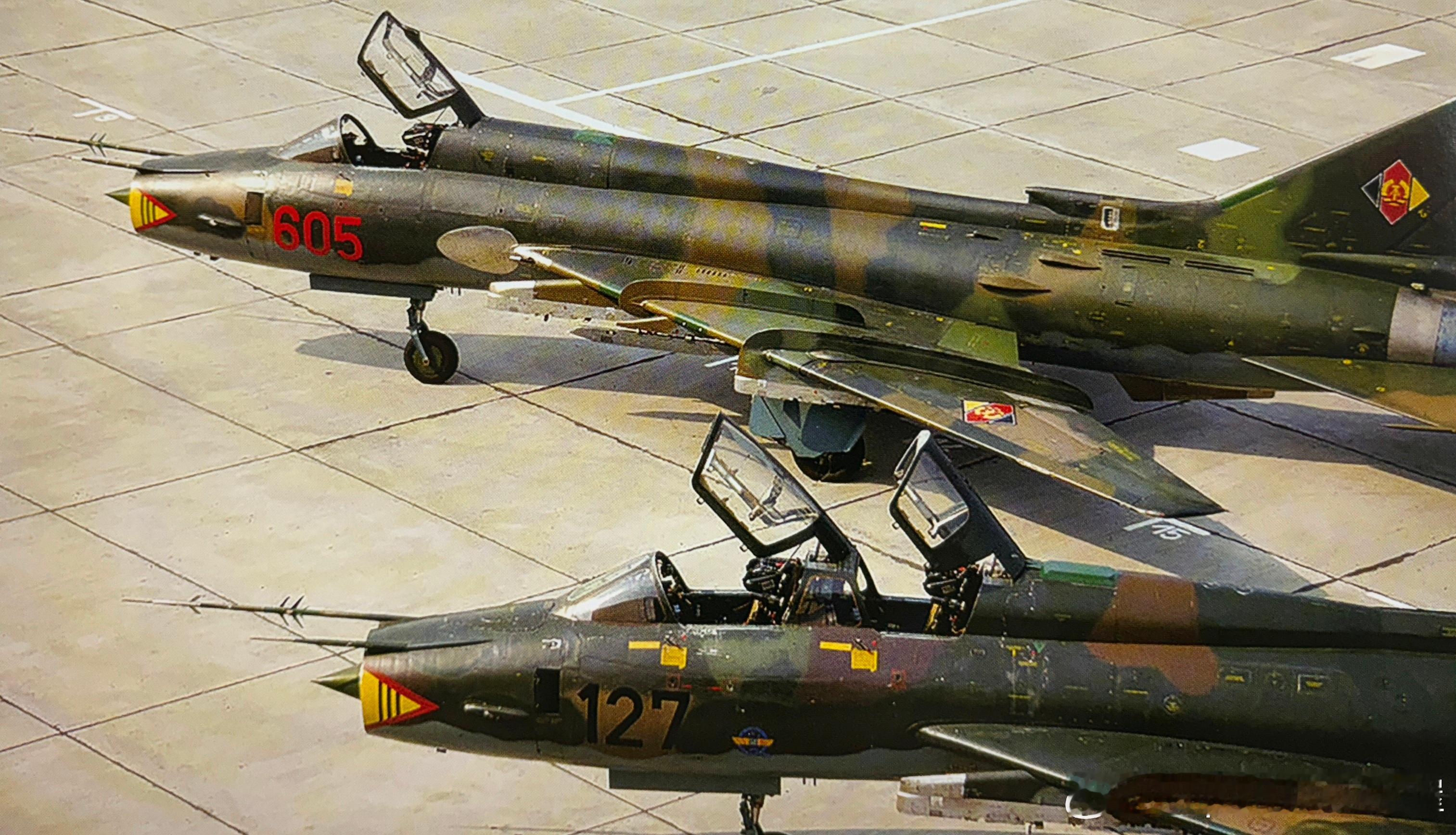 80年代中期东德空军JBG-77联队的1架苏-22M4和1架苏-22УМ3К教练