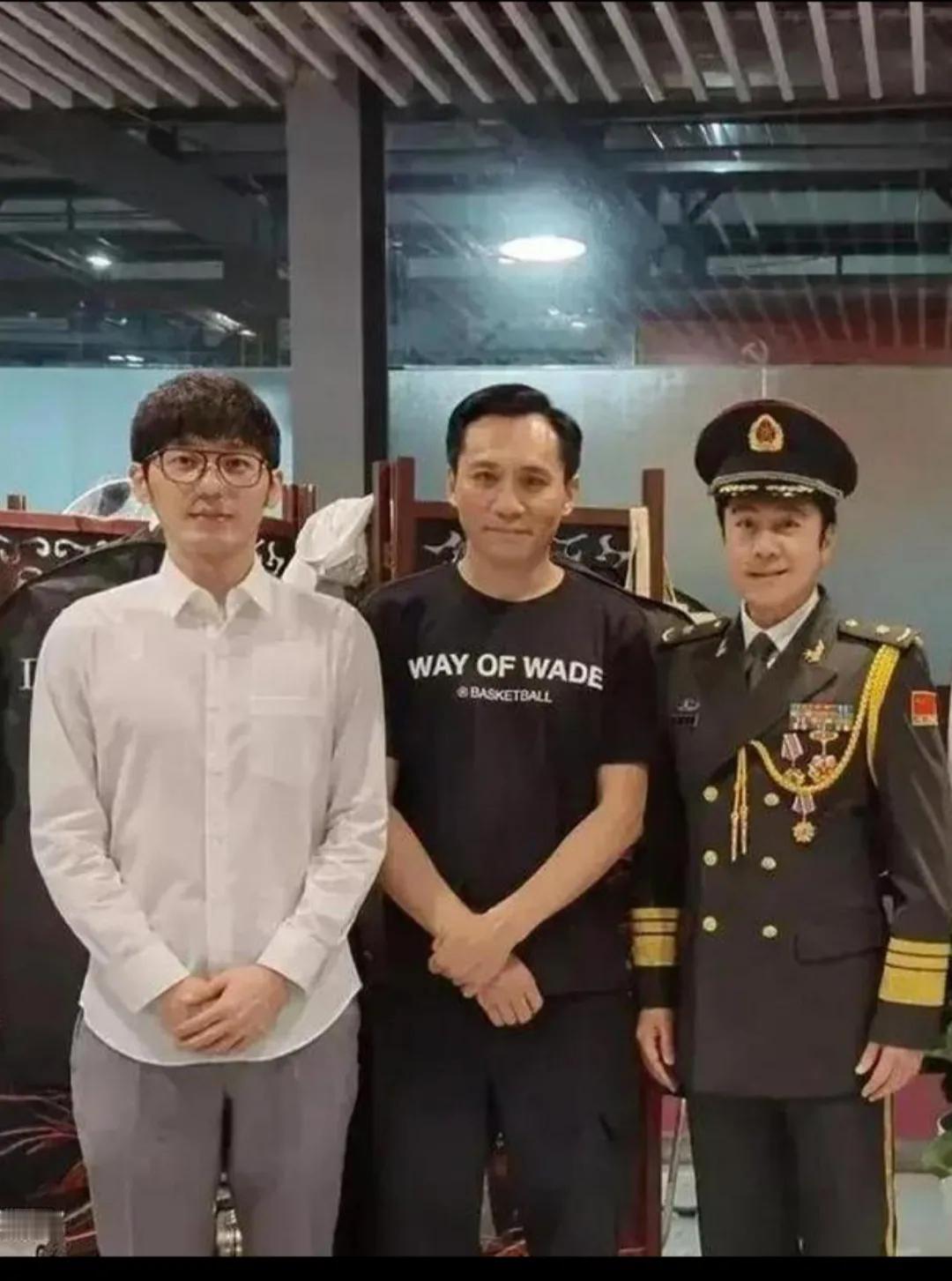 平时看着蔡国庆也不矮呀，怎么站在刘烨跟前显得那么矮，不过蔡老师穿上军装比身边这两