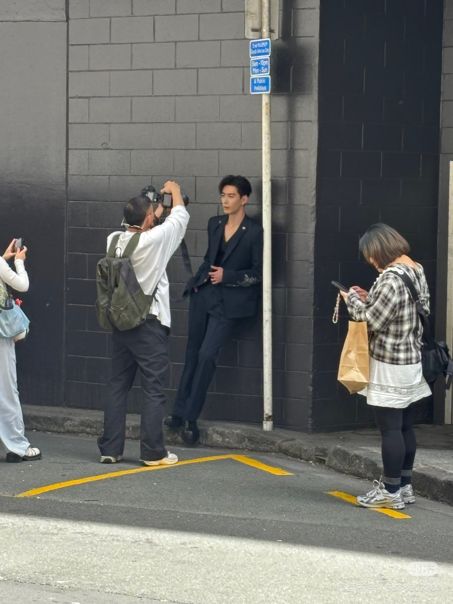 网友偶遇的陈星旭，深V西装贵公子，太帅了吧。 