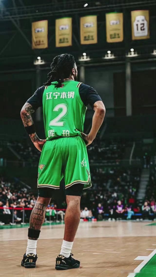 让了克里斯 让了赵继伟 让了鄢手骐 还让了三个裁判 打成这样其实也挺不错了[二哈