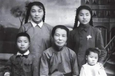 1970年，陈独秀58岁的女儿陈子美身绑5个空油桶，带着小儿子偷渡香港，9个小时