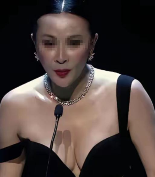 有件事让人颇为费解：女性胸部属于隐私部位，陌生人既不能随意观看，更不能触碰，按理