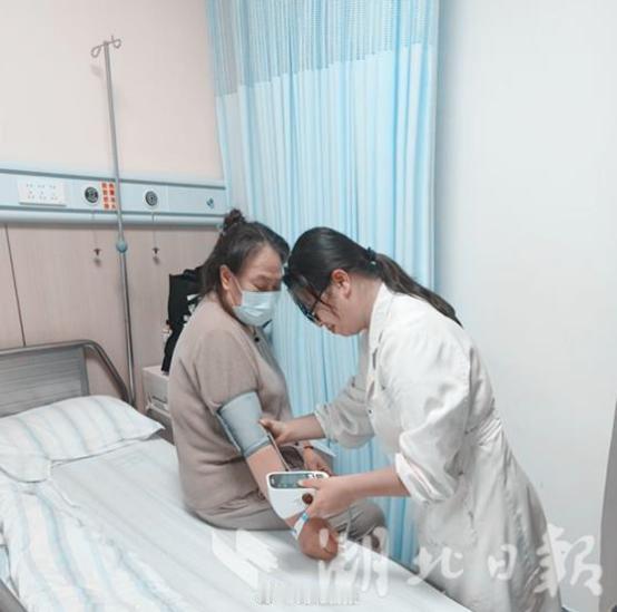 这下悲剧了！湖北武汉，一大妈因家人买了很多饮料，便将饮料当成水喝，每天最低为3瓶