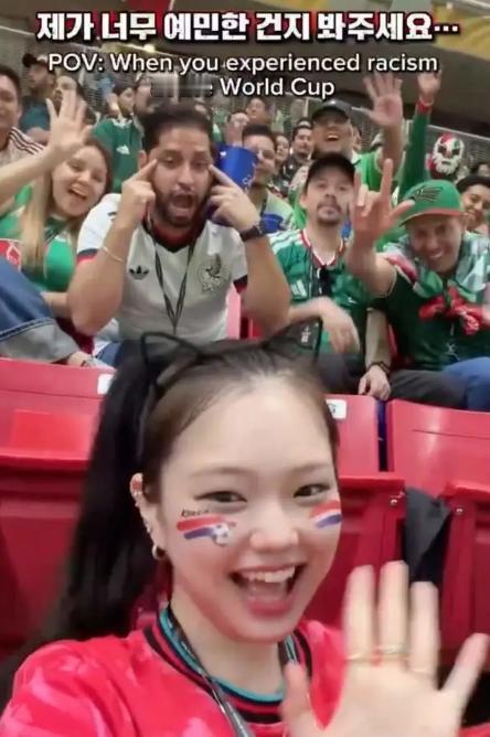 2026年世界杯赛场，一名墨西哥行业高管对着镜头做出歧视亚裔的拉眼角手势，不料对