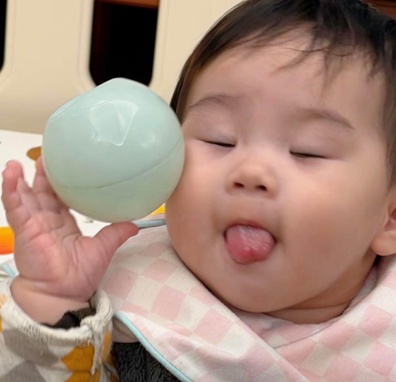 hr姐皮下不会真的是六元本人吧，她给游子缝衣服的时候说得那句“你别误导她”，特别