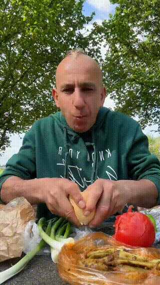 吃过德国美食的网友都知道，
吃的就是原汁原味营养不流失，
这是德国农场主正在享用
