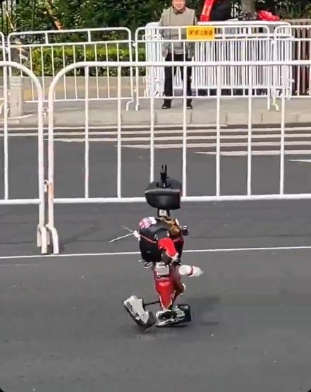 北京机器人马拉松的最后一名姗姗来迟。

某种角度看它其实是第一名，用网友们的话来