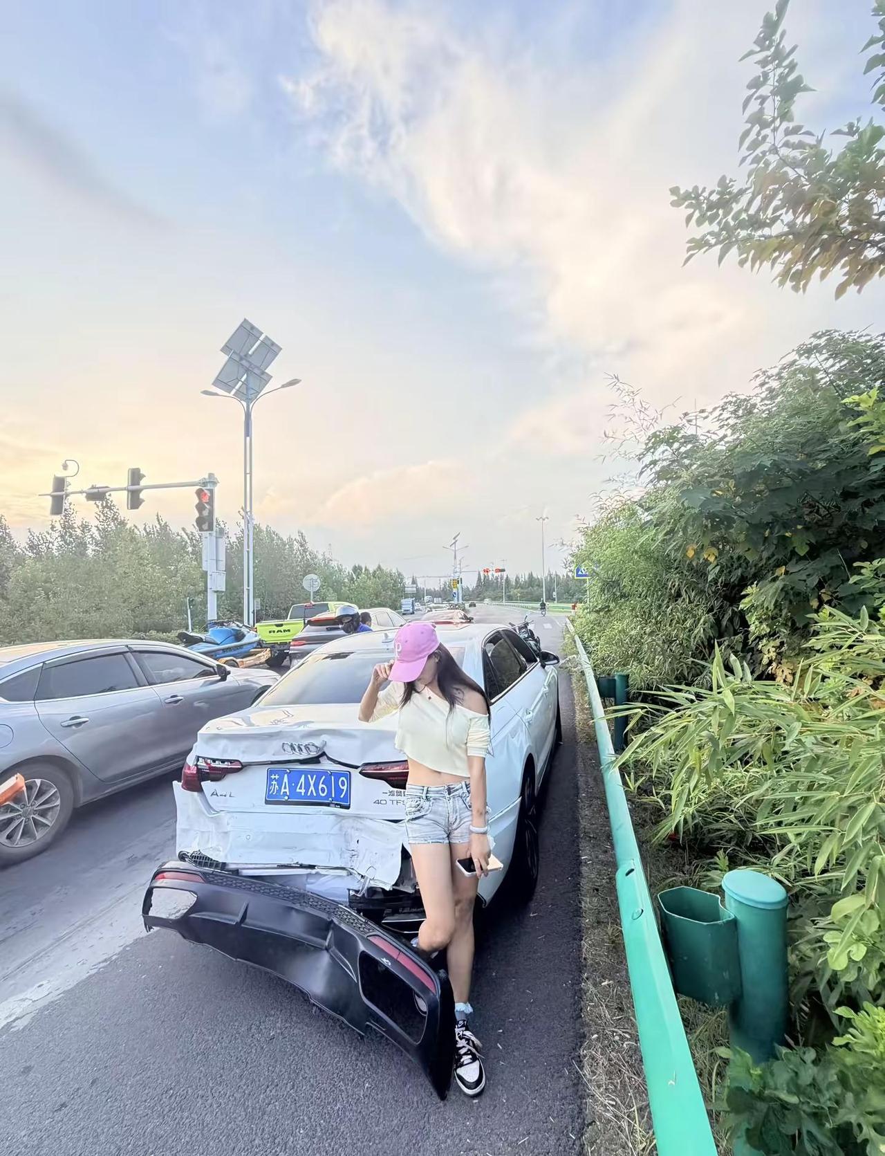 新车26天等红灯被追尾，气笑了，虽然判定对方全责，但是我的车修好也是事故车想问一