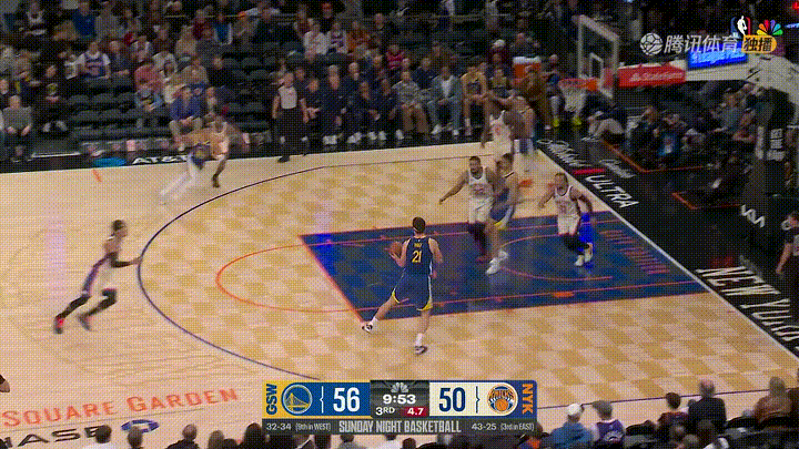 勇士小将理查德真是太残暴了，他无情隔扣了阿奴诺比。在今天进行的勇士和尼克斯的比赛