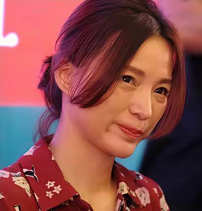 故意拿一张生活照来贬低董卿，出于什么目的？其她女主持人如果不化妆，不要滤镜一样也