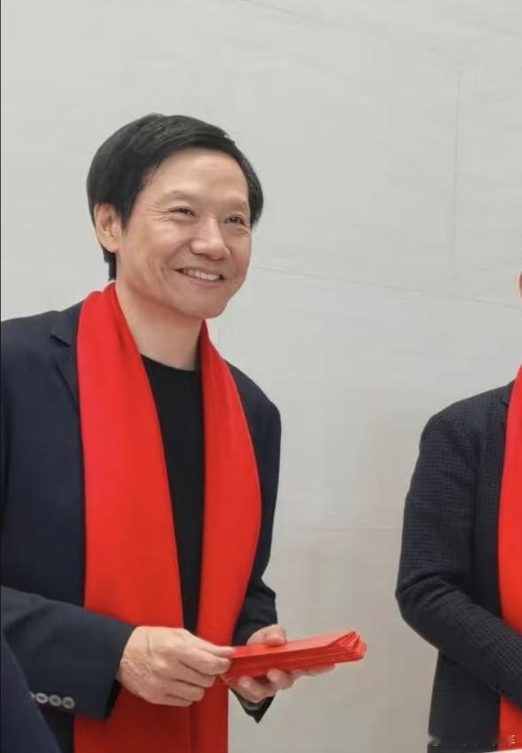 雷军亲自发开工红包今天是农历马年开工第一天，雷军现身公司，亲自给员工发放开工红包