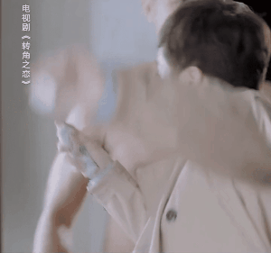 才知道丫头教又添新成员：蒋雯丽。57岁的她和43岁的明道玩起了黄昏热恋。

蒋雯