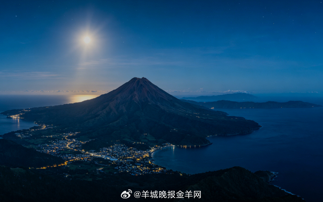 #晚安# 月色倾泻漫过夜空，乘风缓缓飞翔，俯瞰远方。皎洁月光下，火山静立，山海绵