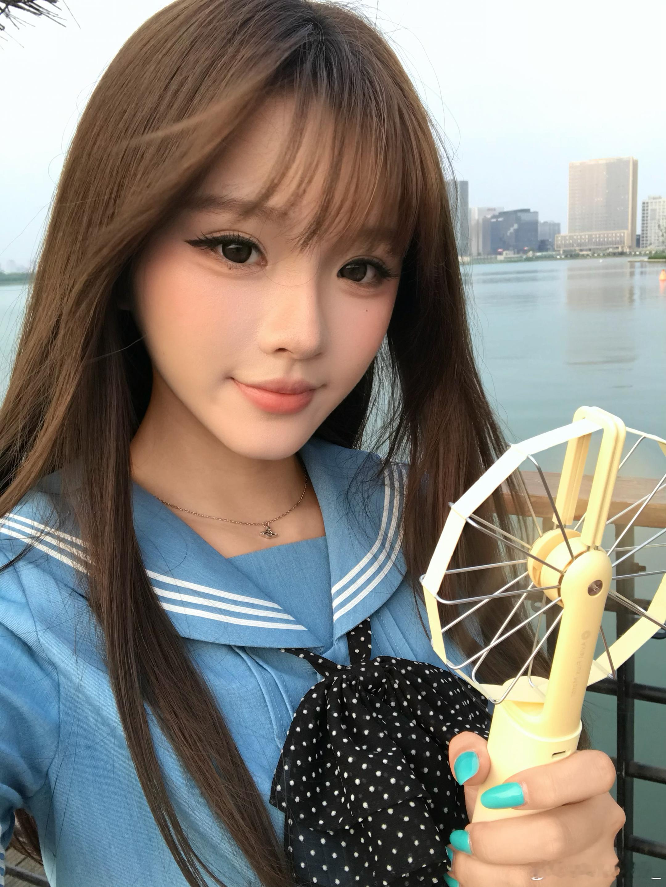 夏天外面真的好热 买了个新的可以折叠的小风扇 每天出门都带着 折完小小一个塞包里