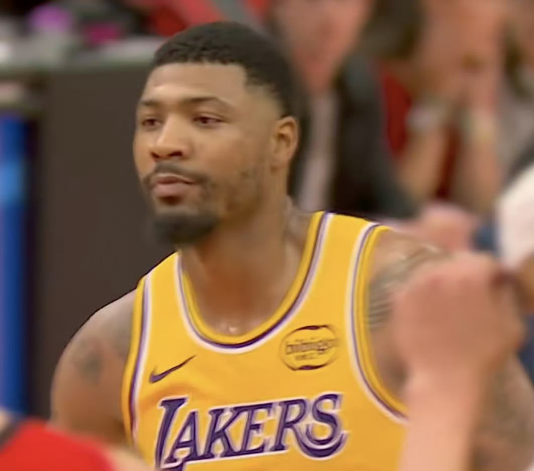 洛杉矶湖人 詹姆斯最后时刻的一攻一防直接把湖人拯救。当然斯玛特的功劳也不可谓不大